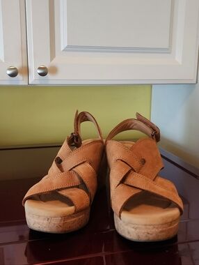 Clarks Collection Ultimate Comfort Shoes / size 9M / light tan / EUC